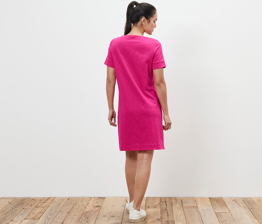 Frau von hinten in pinkem Jerseykleid.