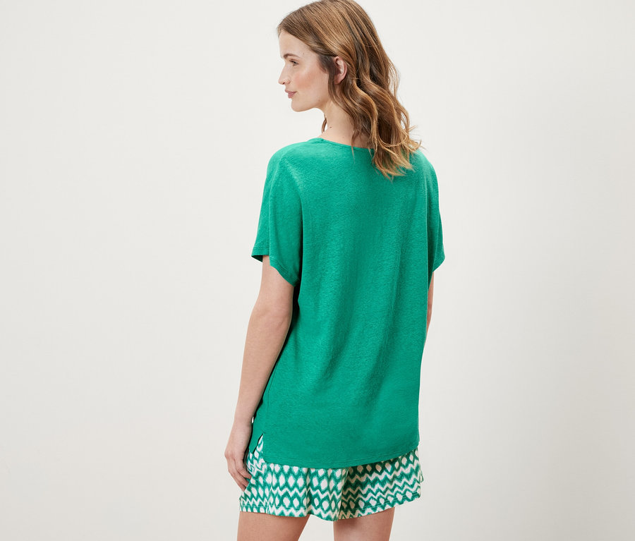 Frau von hinten trägt ein Shirt aus Leinenmix, aqua.