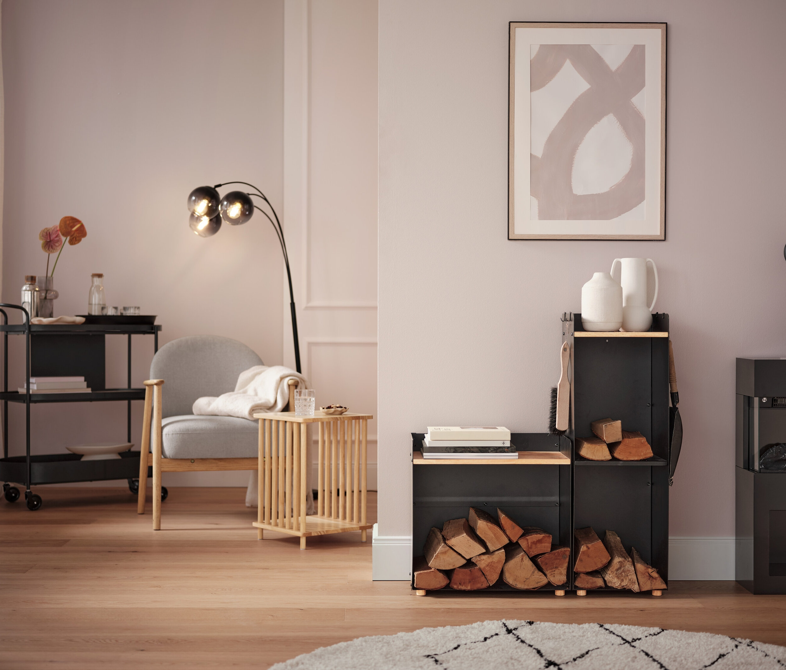 Wohnzimmer mit grauem Sessel, Stehlampe und Servierwagen.