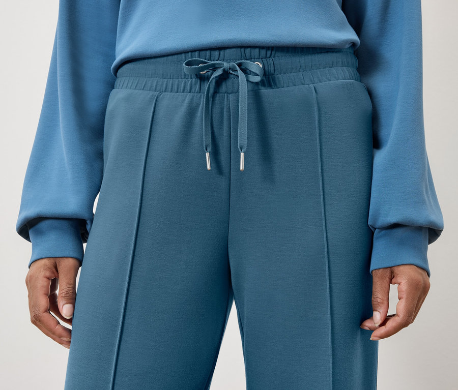 Blaue Trainingshose mit Kordelzug in der Taille.