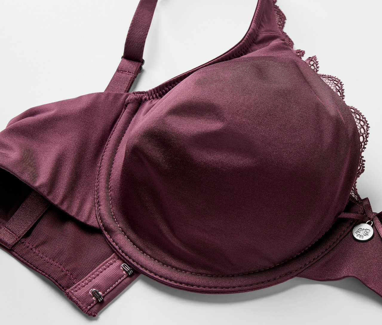 Detailaufnahme von einem auberginefarbenen Bügel-BH.