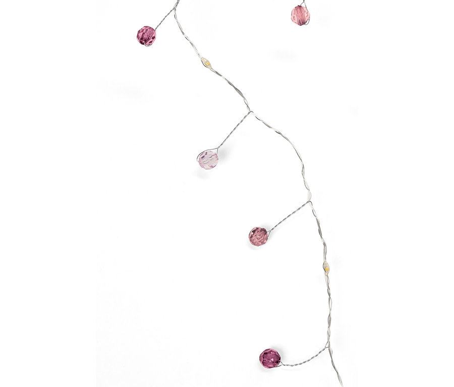Dekorative Lichterkette mit rosa Perlen an einem silbernen Draht.