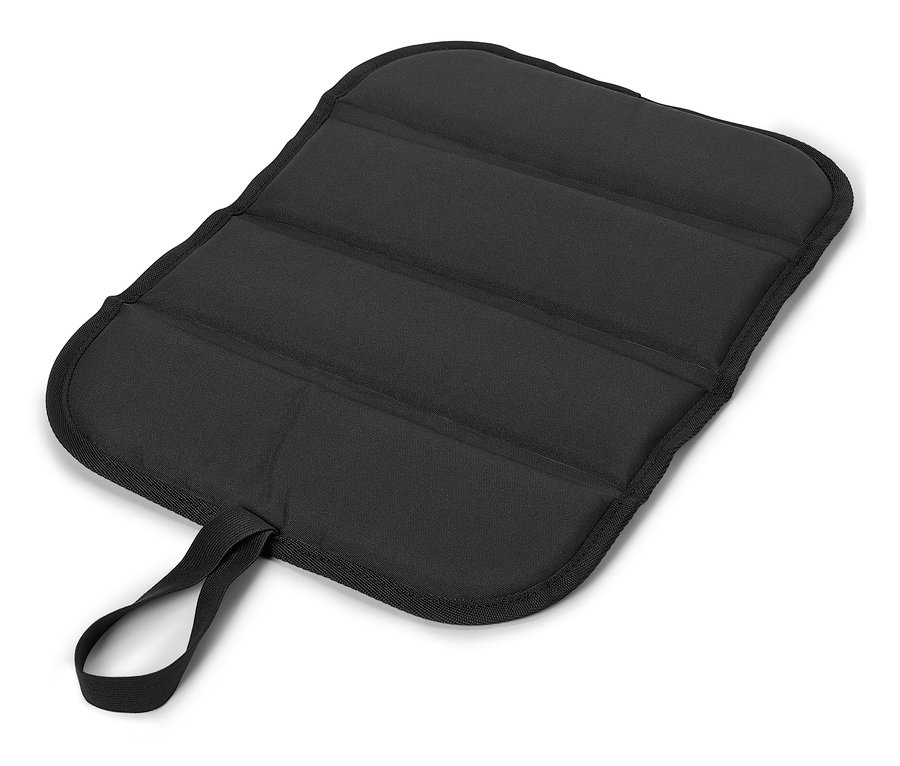 Ein schwarzes, faltbares Sitzkissen mit einer Schlaufe.