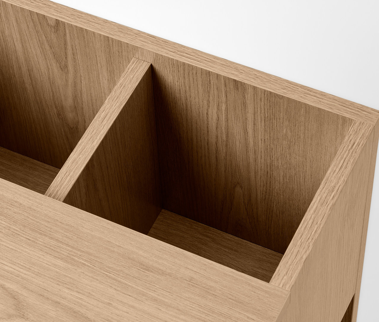 Detailansicht eines Beistelltisches in Holzoptik mit zwei Fächern.