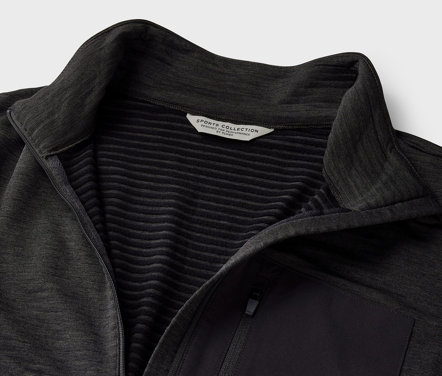 Nahaufnahme eines anthrazitfarbenen Outdoor-Funktionsshirts.