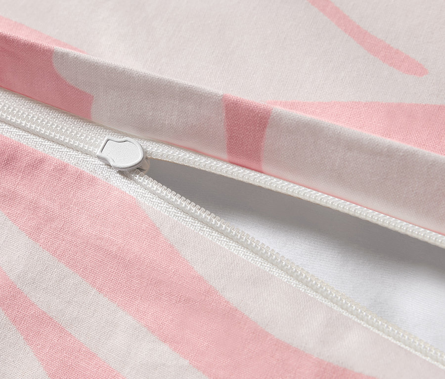 Detailansicht von rosa Renforcé-Bettwäsche in Normalgröße mit Reißverschluss.