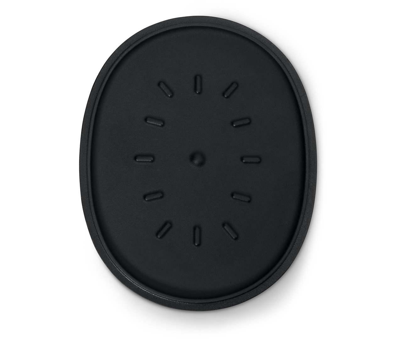 Schwarzer ovaler Untersetzer mit Rillen.