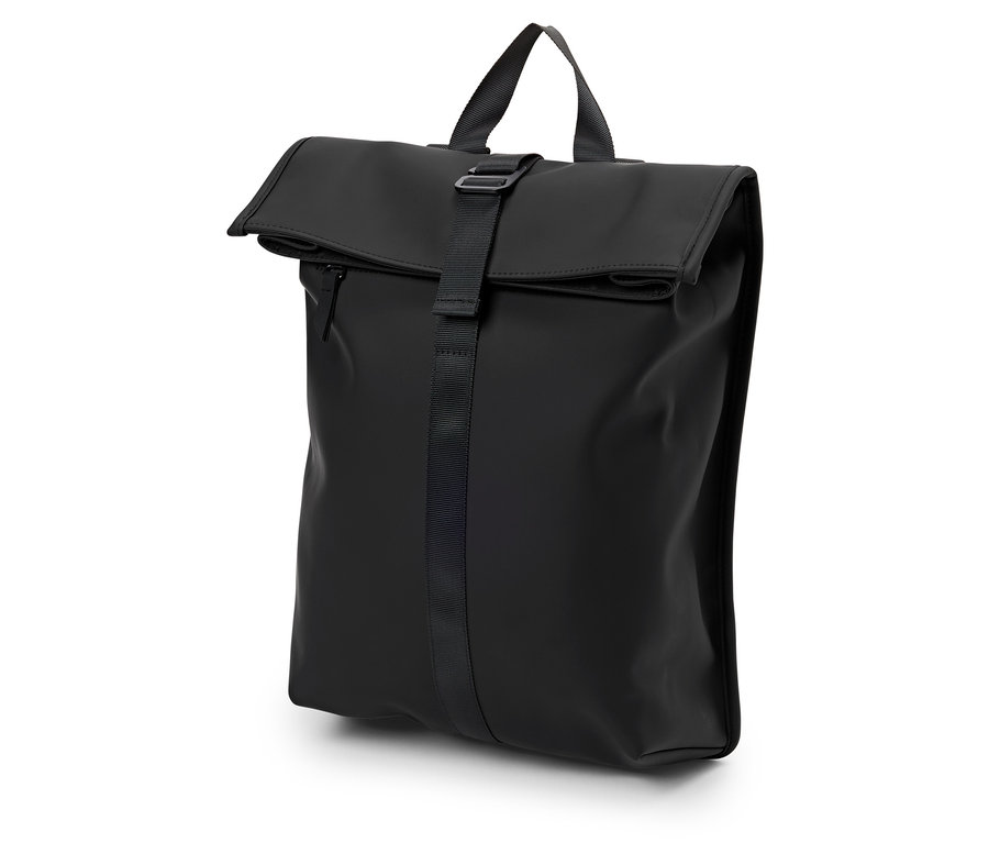 Schwarzer Rucksack mit Rollverschluss und Schnallenriemen.