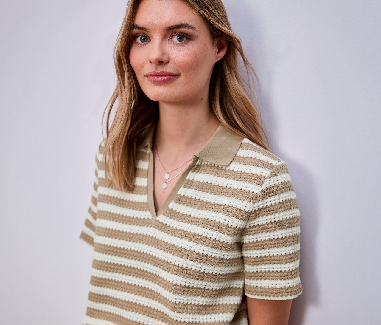 Frau trägt ein gestreiftes Street One Strickshirt mit kurzem Arm und Kragen.