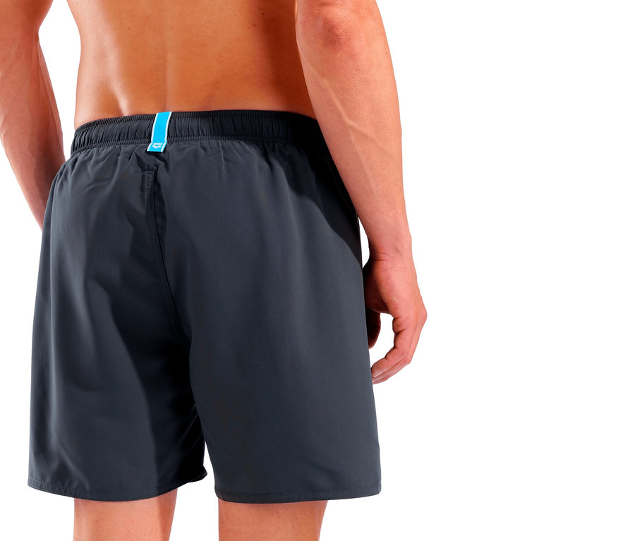 Rückansicht eines Mannes mit grauen Badehosen.