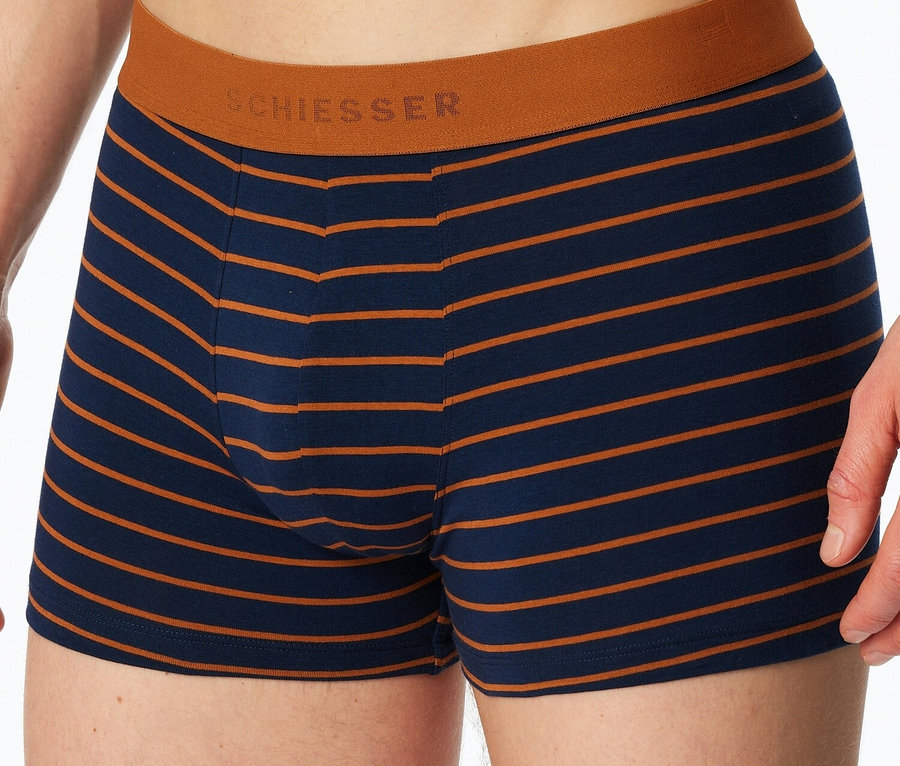 Mann trägt Boxershorts von Schiesser mit blau-orangen Streifen und braunem Bund.