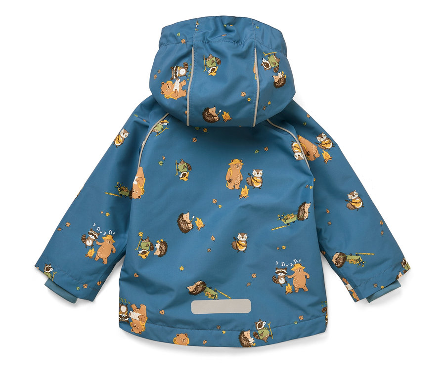 Rückansicht einer blauen Kinderjacke mit Kapuze, die mit Bären, Igeln und Waschbären mit Musikinstrumenten bedruckt ist.