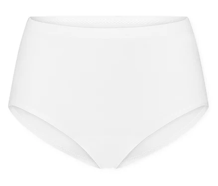 Weißer SCHIESSER Maxi-Slip liegt vor einem weißen Hintergrund.