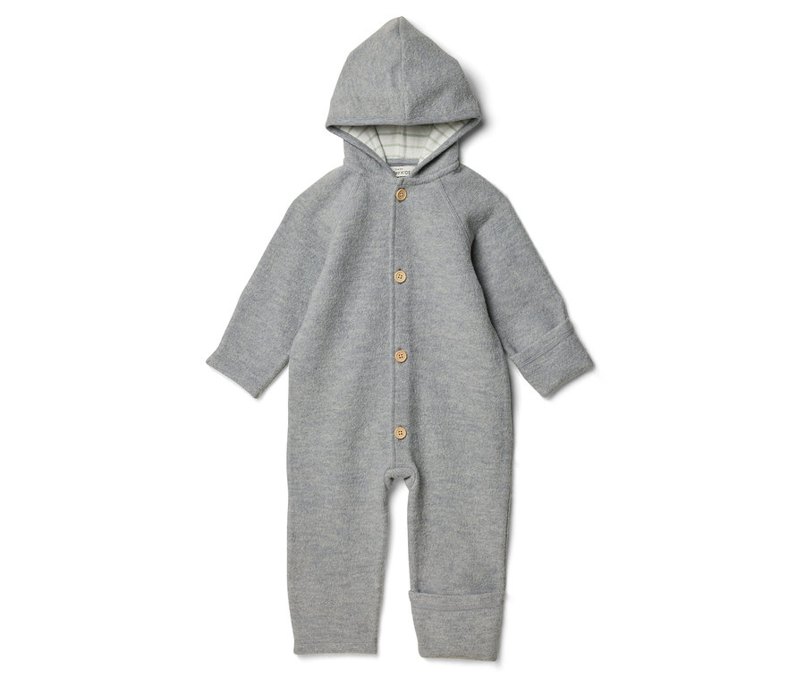 Grauer Baby-Overall mit Kapuze und Knöpfen auf weißem Grund.