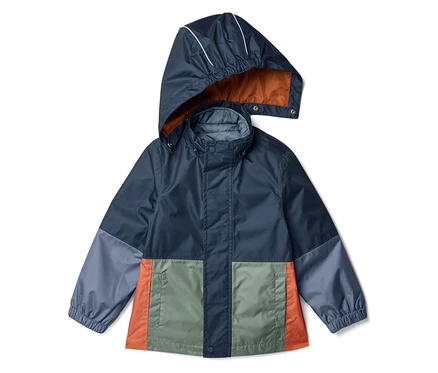 Eine blaue Regenjacke mit Kapuze, grauen Ärmeln und farbigen Einsätzen in Orange und Grün im unteren Bereich.