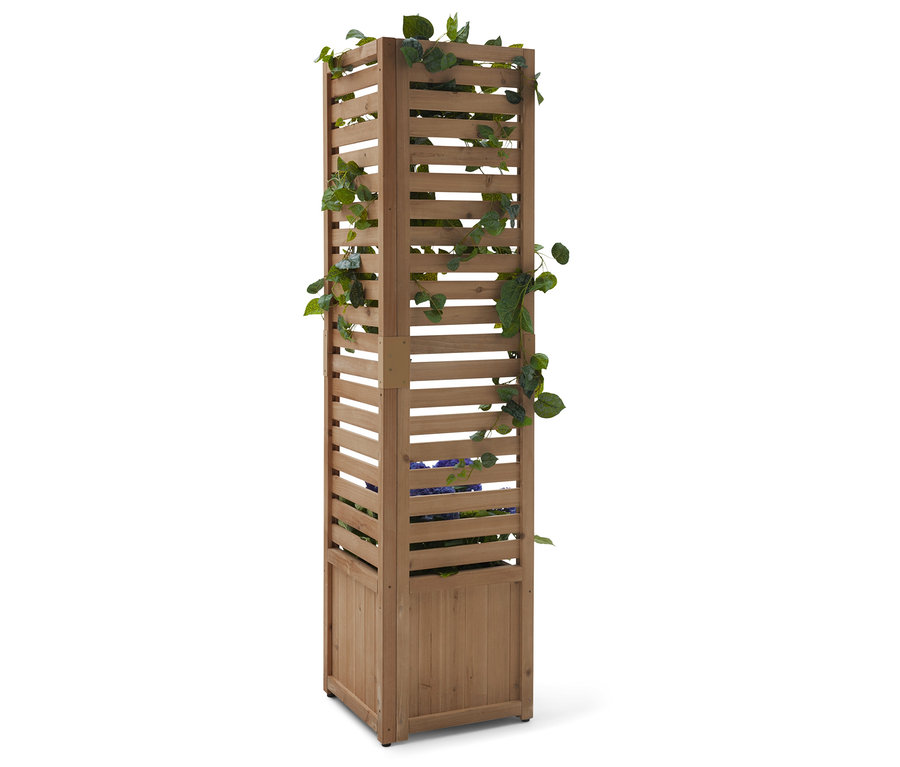 Holzsäule mit horizontalen Schlitzen und Pflanzen.