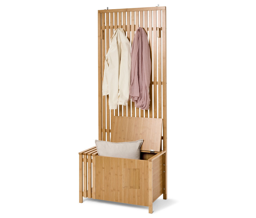 Garderobenständer aus Bambus mit offener Truhe, Kissen, Jacke und Schal.