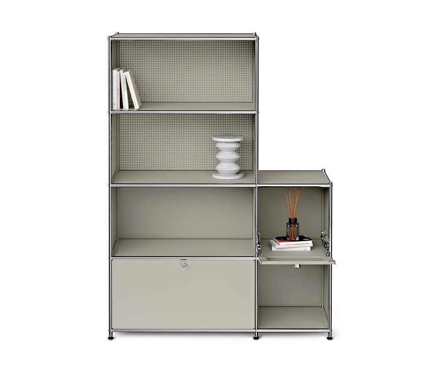 Helles, modulares Regal in Grau mit Chromrahmen. Es hat eine asymmetrische Form mit offenen Fächern, einem geschlossenen Schrank und einer Klapptür, die einen Diffusor und Bücher zeigt.