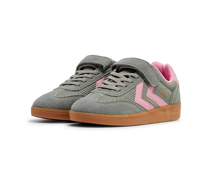 Ein Paar hummel® Sneaker »VM78 CPH JR« in Grau mit rosa Akzenten und brauner Sohle, mit Schnürsenkeln und Klettverschluss.
