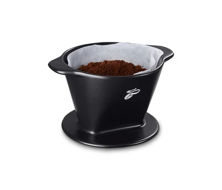 Schwarzer Kaffeehandfilter Gr. 101 mit Kaffeebohne.