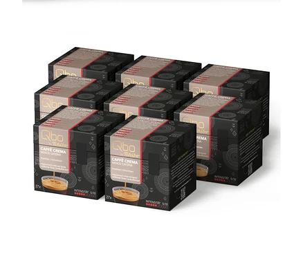 Neun schwarze Qbo by Tchibo Caffè Crema Menos Cafeína Kaffeepackungen in einem 3x3-Raster, mit braunen Akzenten und Text wie "27x" und "Intensität 5/10" sowie einem Bild von Kaffee, der in eine Tasse fließt.