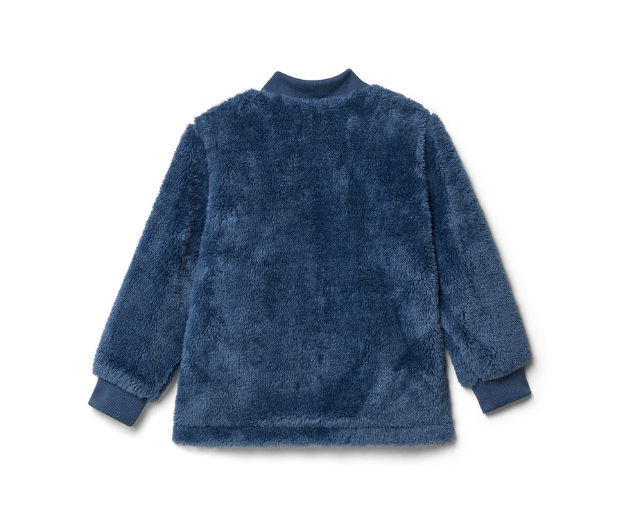 Blaues flauschiges Langarm-Oberteil mit Stehkragen und gerippten Bündchen und Saum, von hinten auf weißem Hintergrund liegend.