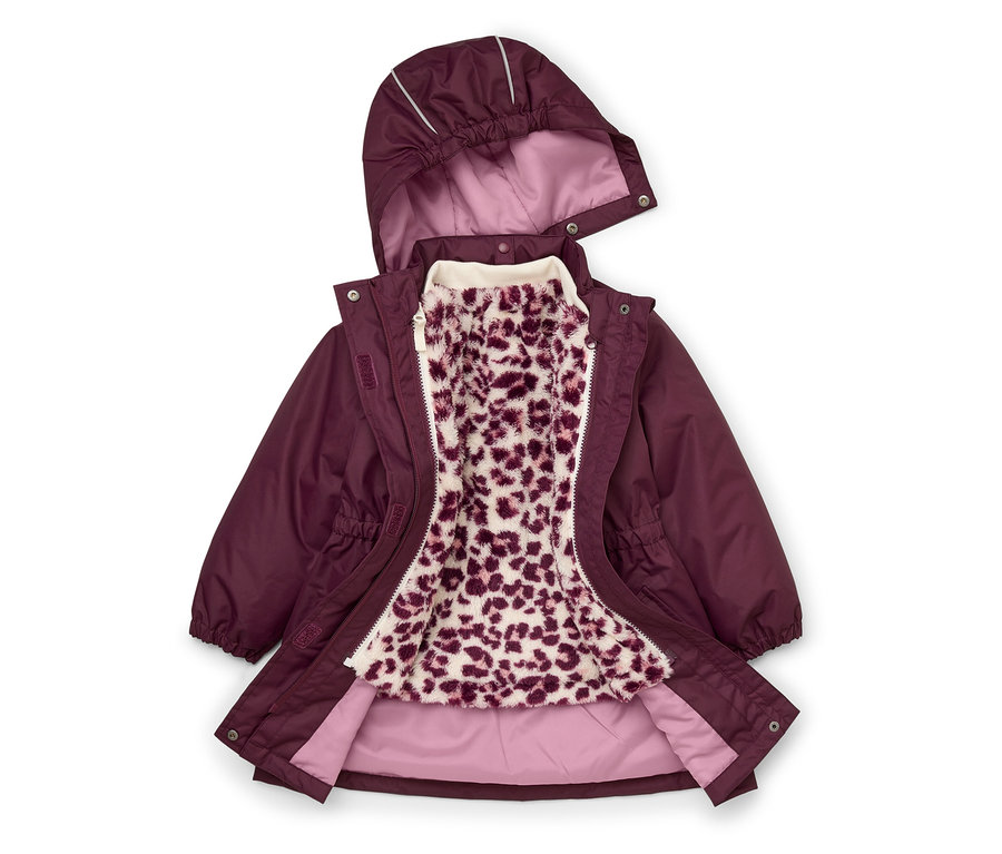 Pflaumenfarbene Kinderjacke mit Kapuze, flach ausgebreitet und geöffnet, um ein herausnehmbares cremefarbenes Kunstfellfutter mit dunkelviolettem Leopardenmuster zu zeigen. Die Außenjacke hat einen Reißverschluss und Druckknöpfe, die Kapuze ist mit reflektierenden Streifen versehen.