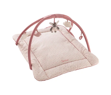 Rosa Baby-Spielmatte mit Spielbogen. Die hellrosa Matte hat kleine rosa Punkte und einen dunkelrosa Rand. Am rosa Bogen hängen ein grauer Esel, zwei weiße Wolken, ein rosa Wal und ein rosa Herz.