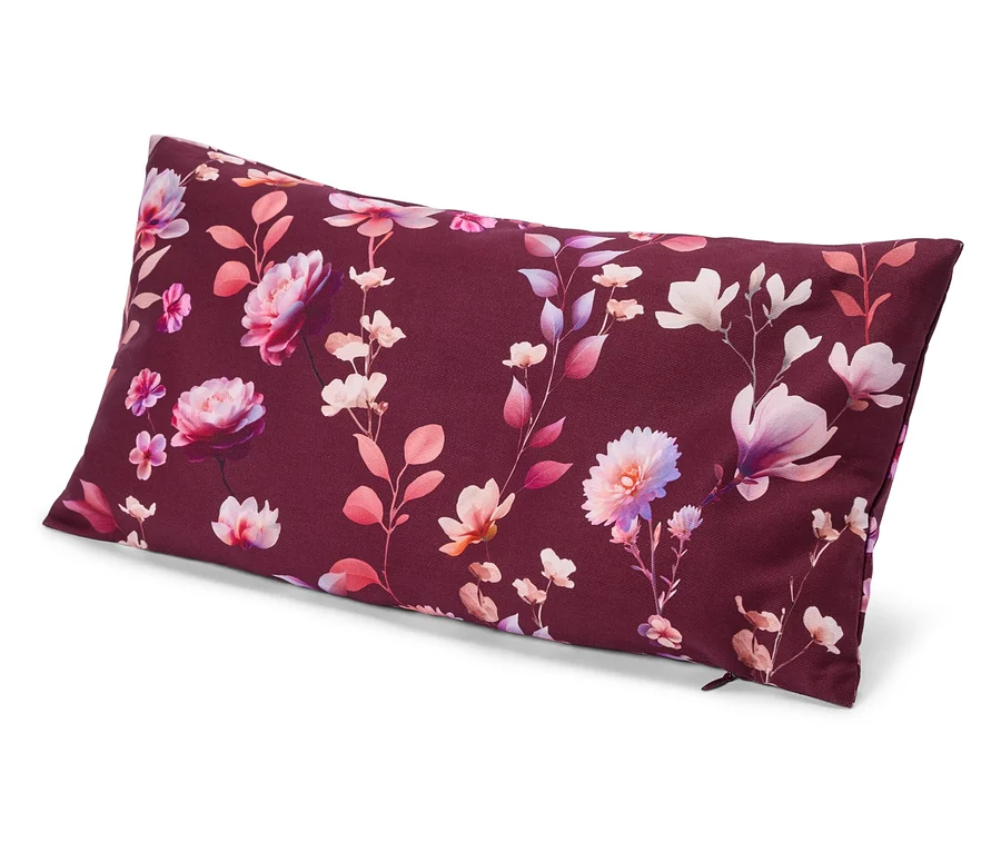 Rechteckiges, burgunderrotes Kissen mit einem Blumenmuster in Rosa, Lila und Weiß.