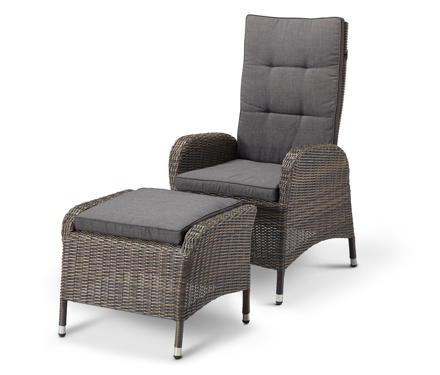 Ein Sessel mit Fußhocker aus Polyrattan mit grauen Kissen.