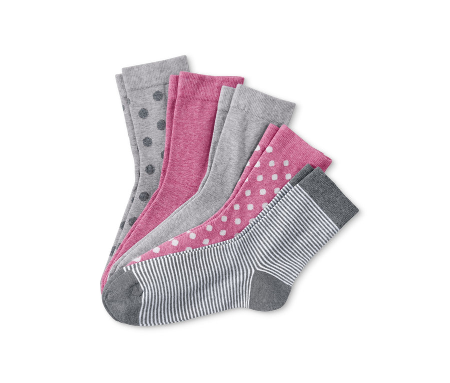 Fünf Paar Socken in verschiedenen Mustern: Grau mit Punkten, Rosa, Grau, Rosa mit Punkten und gestreift.