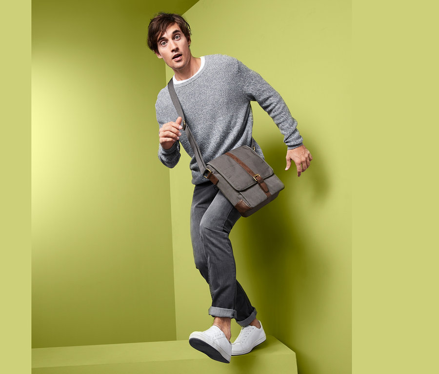 Mann posiert mit Crossbag.