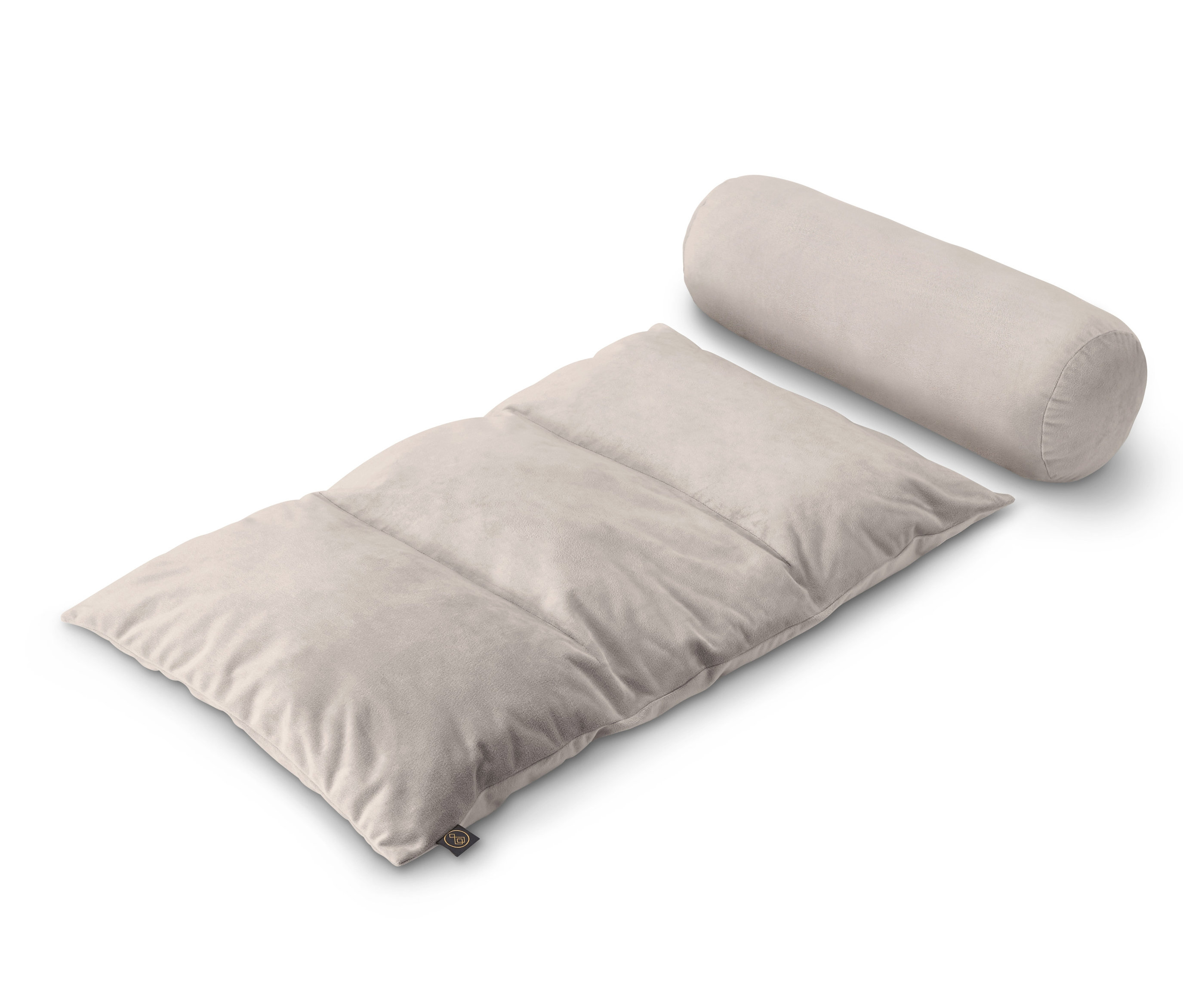 Ein beiges Lesekissen und eine Rolle liegen auf einem weißen Hintergrund.