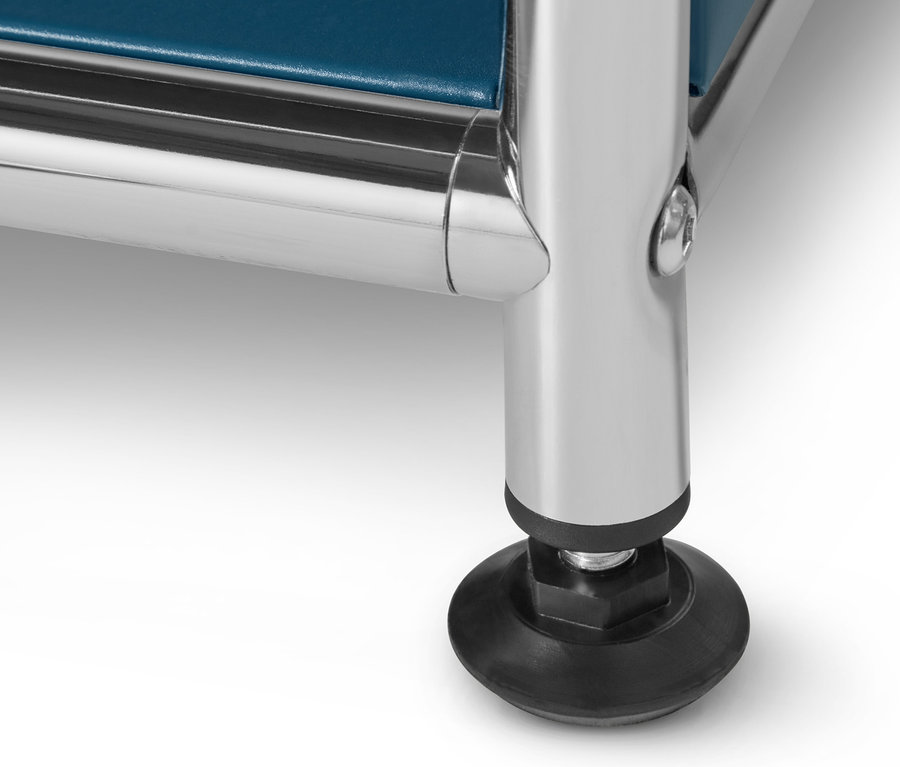Detailansicht eines blauen Sideboards Metall »CN3« mit verstellbaren Fächern und Chromfuß.