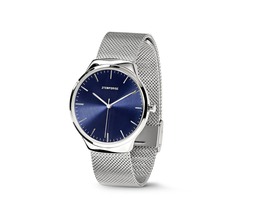 Herrenuhr, Quarz, mit Milanaiseband auf weissem Hintergrund.