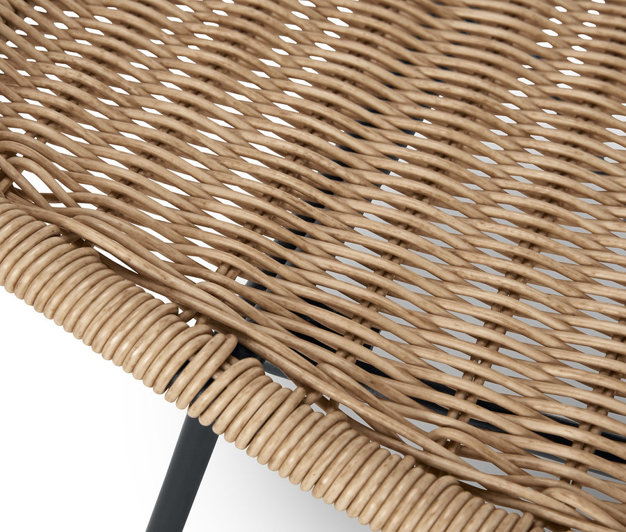 Detailansicht eines Design-Loungesessels mit Polyrattangeflecht.