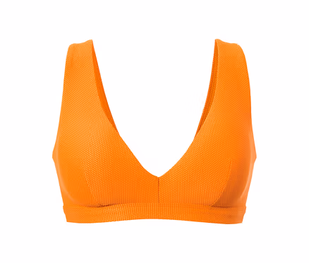 Detailansicht eines orangefarbenen Bikinitops mit strukturierter Oberfläche.