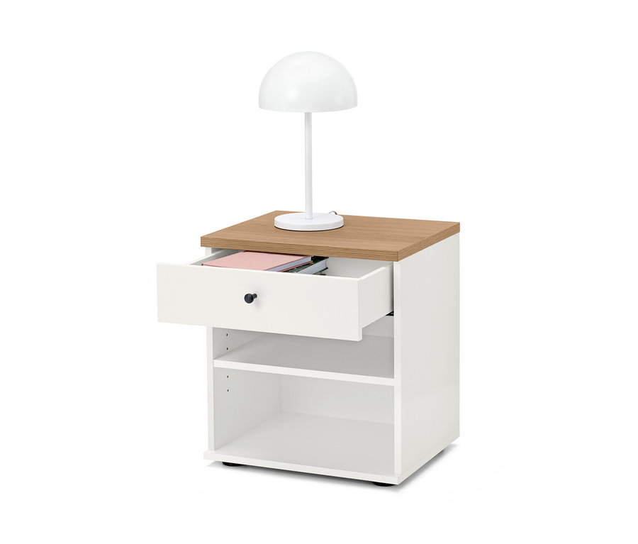 Weißer Nachttisch »Bekeson« mit brauner Platte und offener Schublade. Auf dem Tisch steht eine weiße Lampe.
