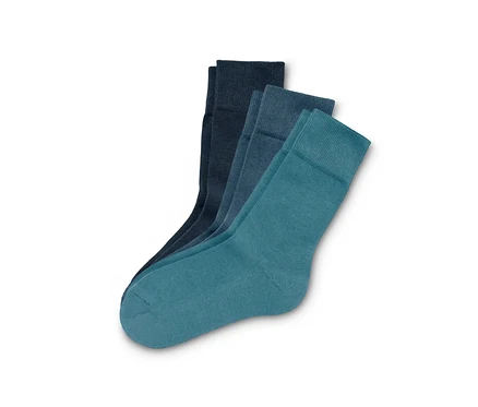 Drei Paar Socken, grün und blau.