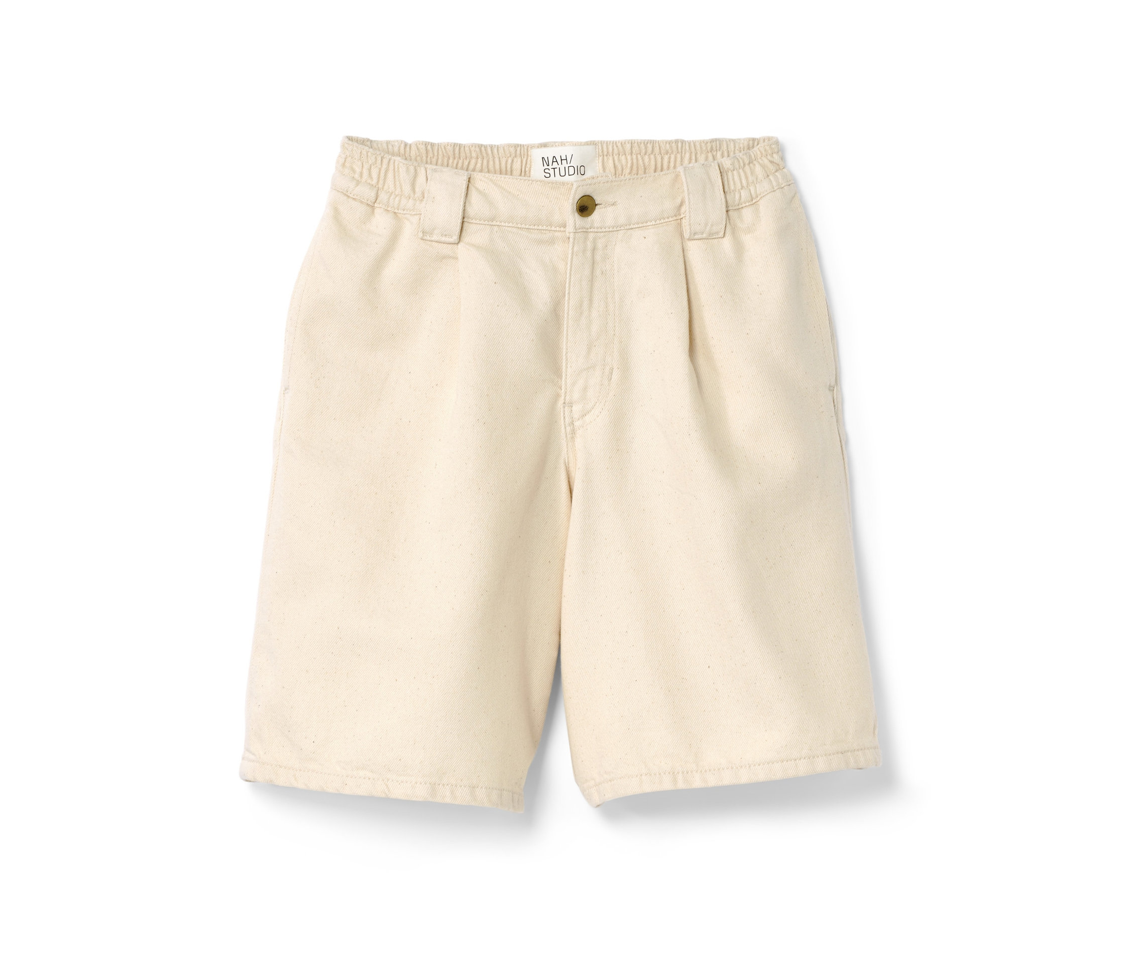 Beige NAH/STUDIO Bermuda-Shorts aus ungefärbter Baumwolle liegen auf einem weißen Hintergrund.