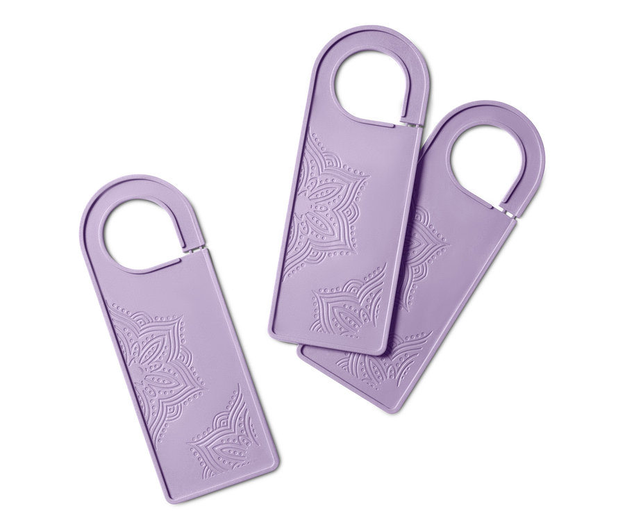 Drei lila Duftkarten mit Ornament.