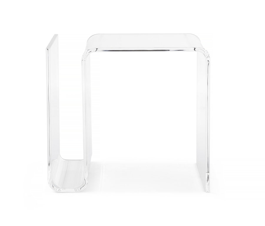 Ein Beistelltisch aus Acrylglas mit Magazinhalter vor einem weißen Hintergrund.