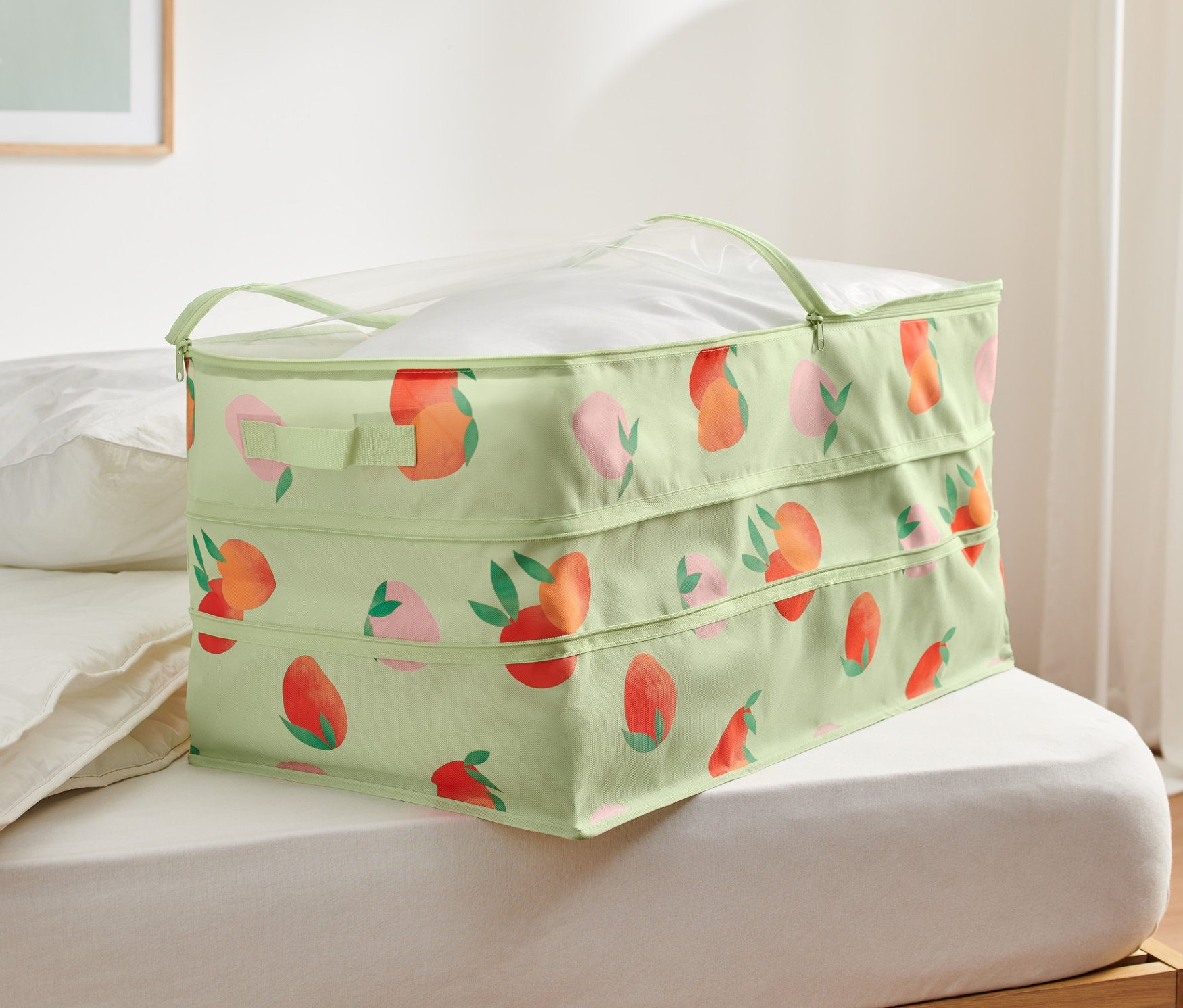 Eine Jumbo-Aufbewahrungstasche mit Pfirsichmuster liegt auf einem Bett.