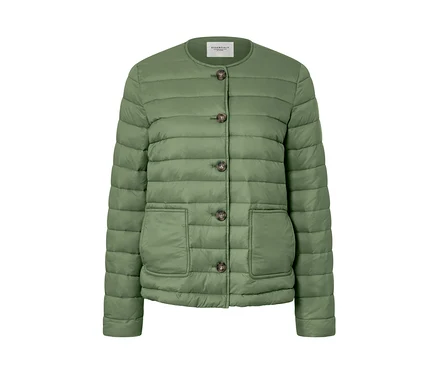 Grüne Steppjacke mit braunen Knöpfen.