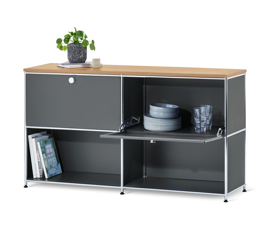 Graues Sideboard Metall »CN3« mit Holzplatte und versetzbaren Klappenfächern. Auf der Oberseite steht eine Topfpflanze.