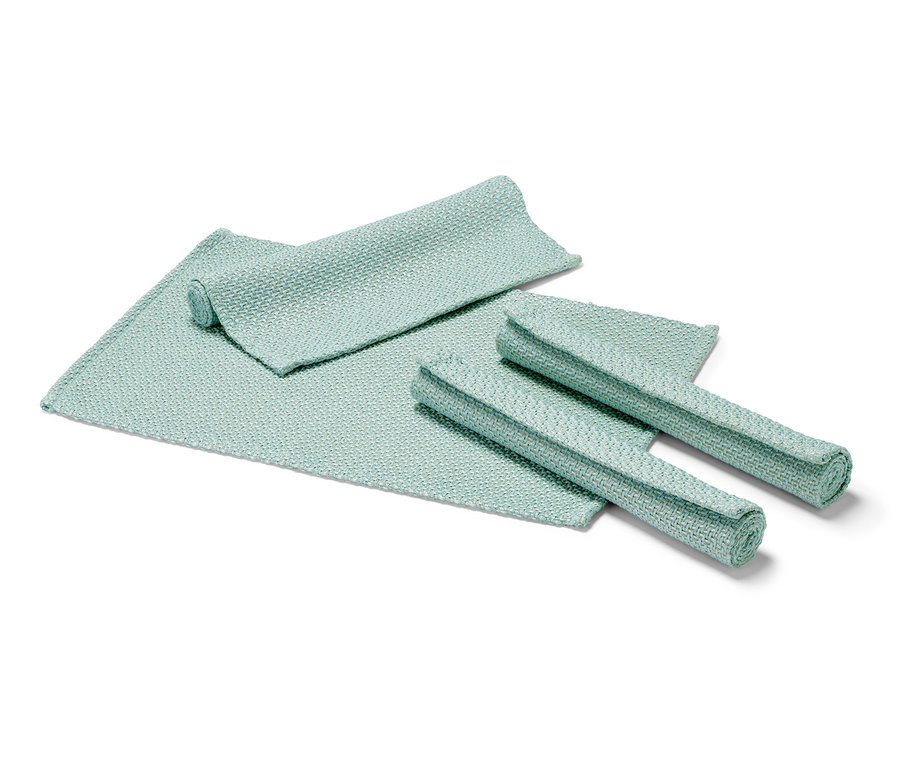 Vier hellblaue Platzsets.