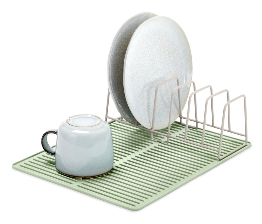 Zwei Teller im Abtropfgestell mit Silikonmatte und eine Tasse.