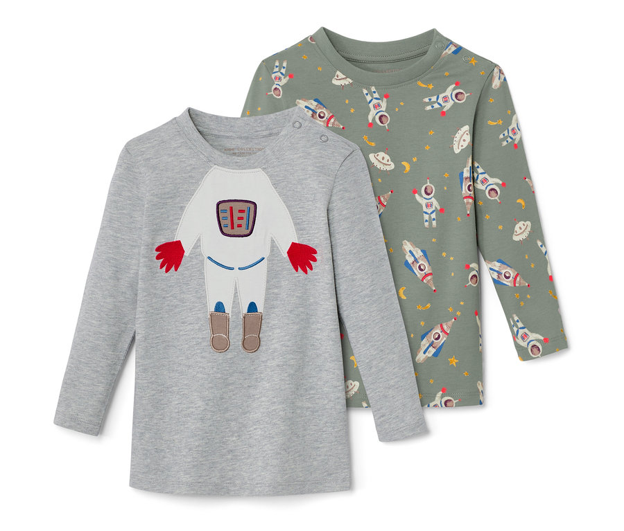 Zwei Langarmshirts, ein graues mit Astronauten-Motiv und ein grünes mit Weltraummotiven.