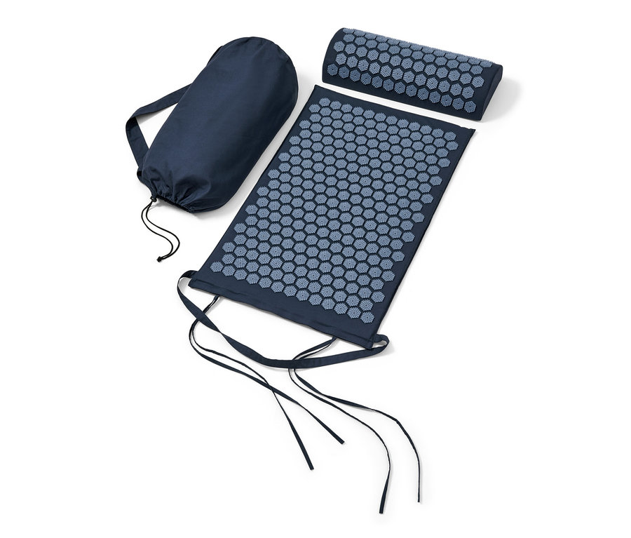 Akupressurmatte, Kissen und eine Tragetasche.