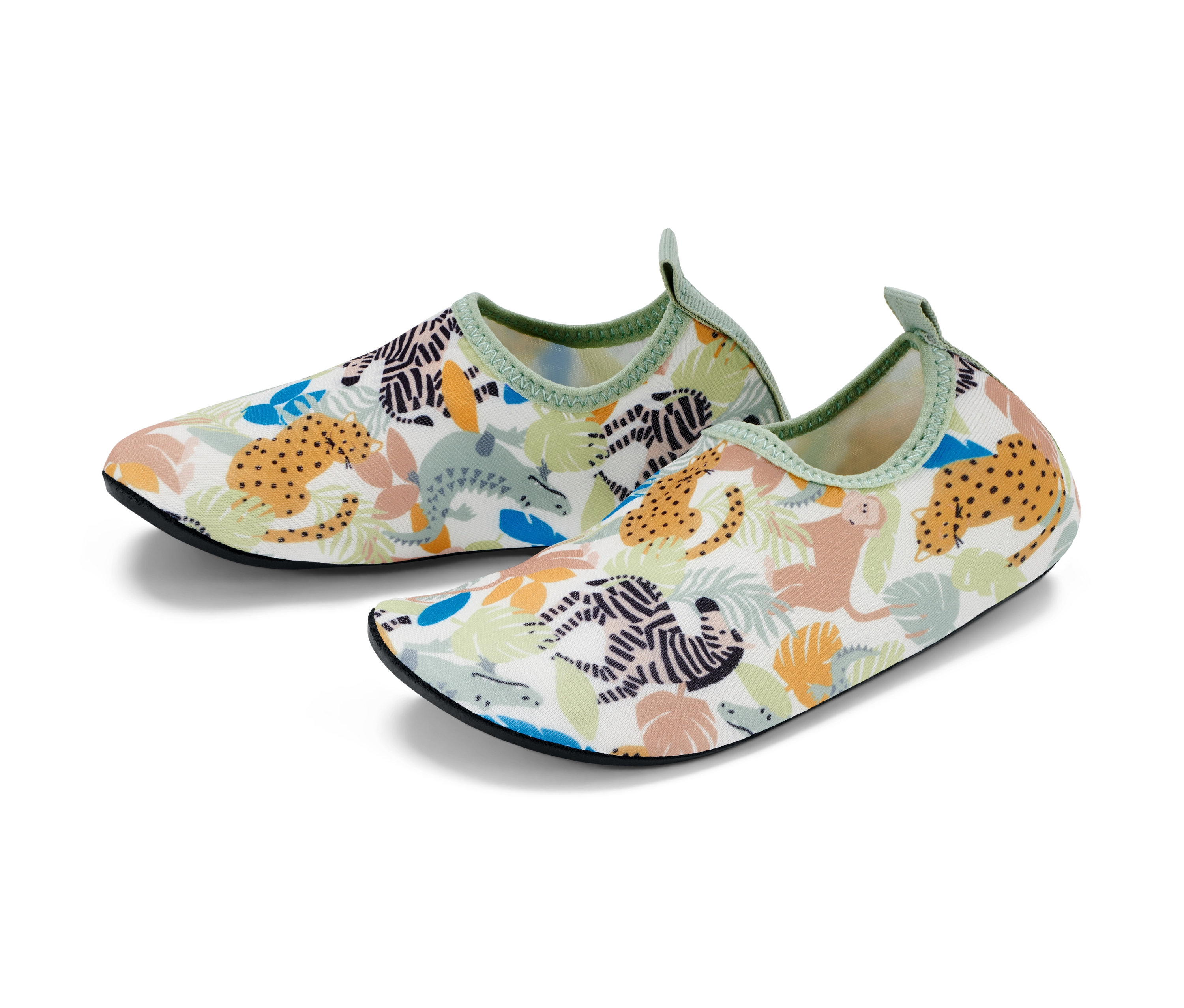 Zwei Badeschuhe mit Tiermuster.